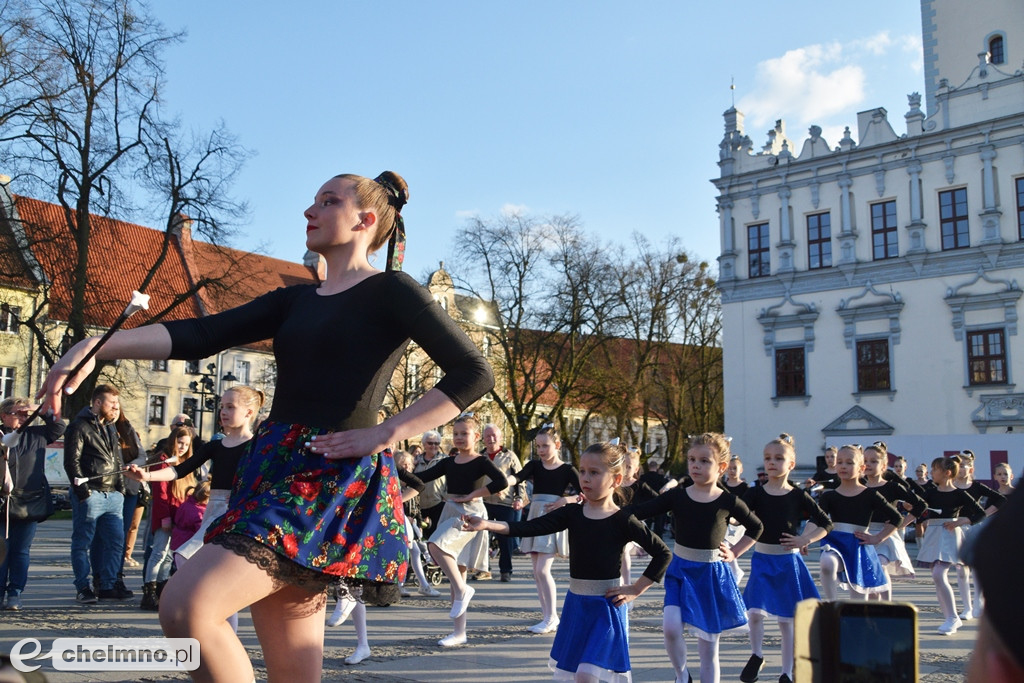 Barwny korowód i piękne występy na Rynku