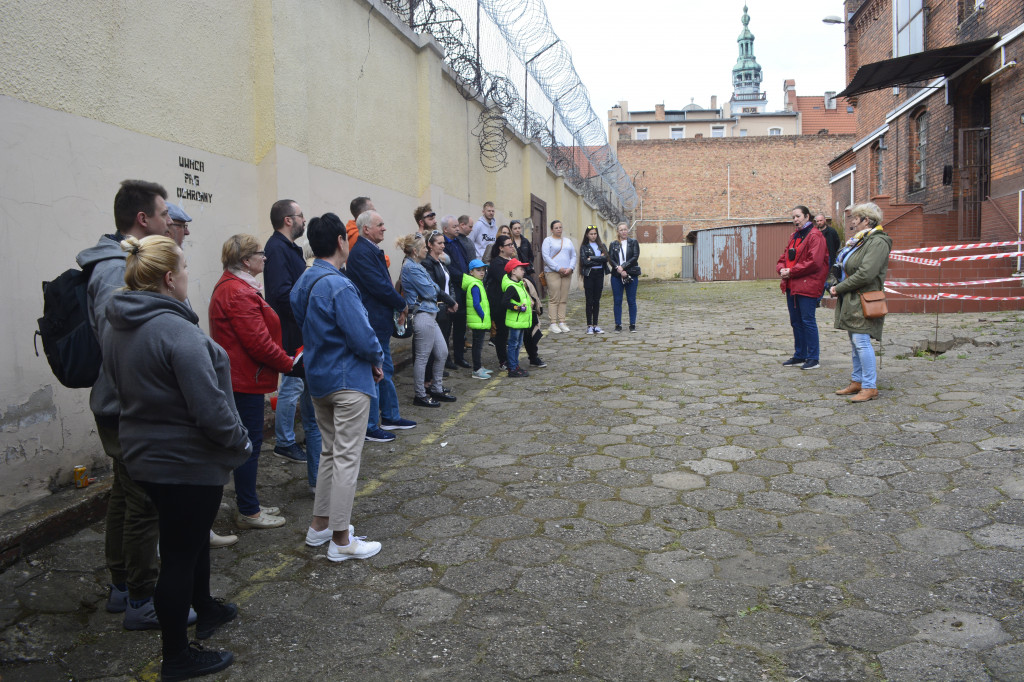Duża grupa chętnych na zwiedzanie byłego Aresztu Śledczego