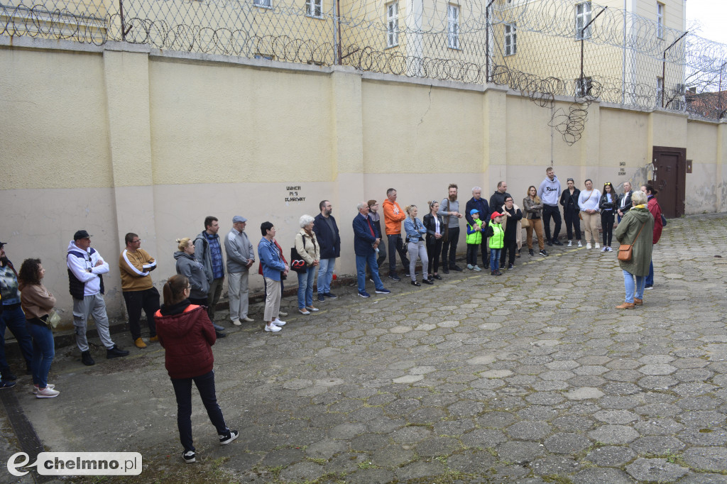 Duża grupa chętnych na zwiedzanie byłego Aresztu Śledczego