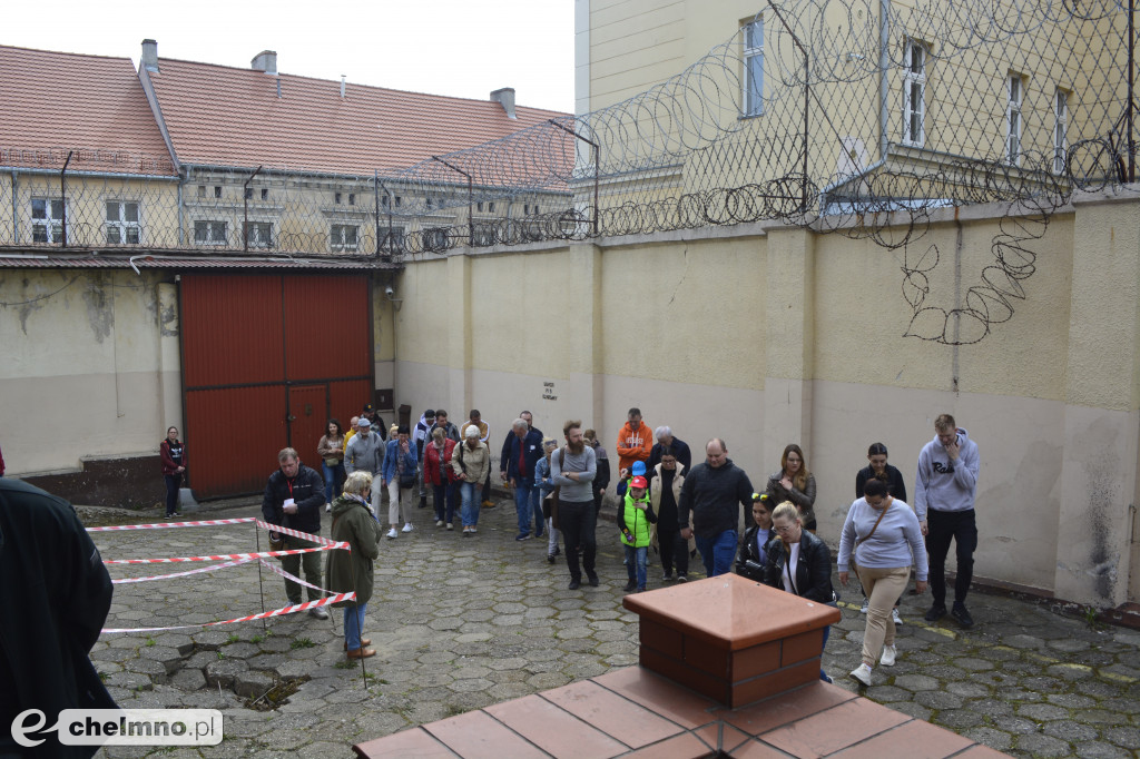 Duża grupa chętnych na zwiedzanie byłego Aresztu Śledczego