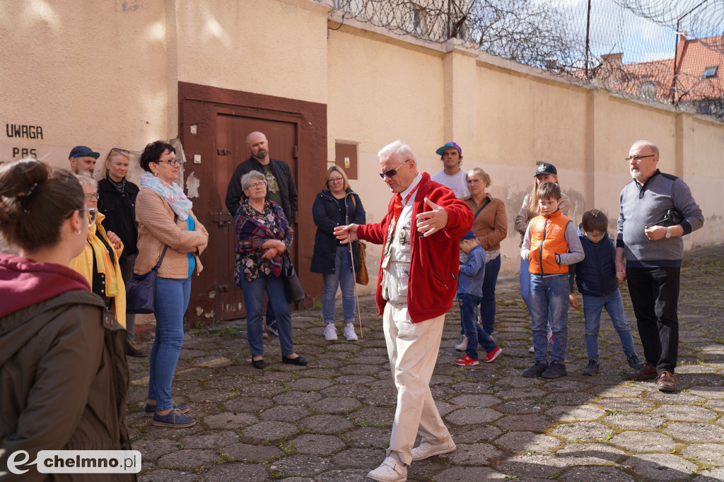 Duża grupa chętnych na zwiedzanie byłego Aresztu Śledczego