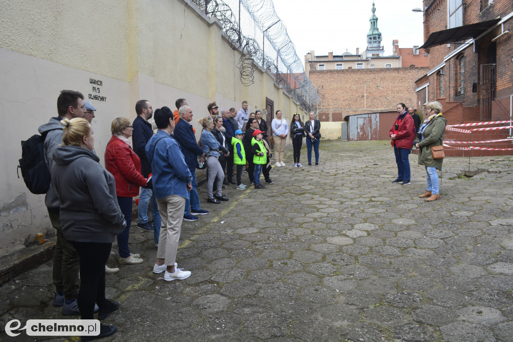 Duża grupa chętnych na zwiedzanie byłego Aresztu Śledczego
