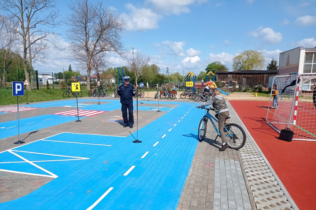 Uczniowie SP w Podwiesku zdawali na kartę rowerową