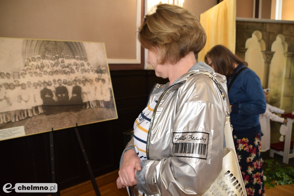 Interesujące otwarcie wystawy „Moja Pierwsza Komunia św.”