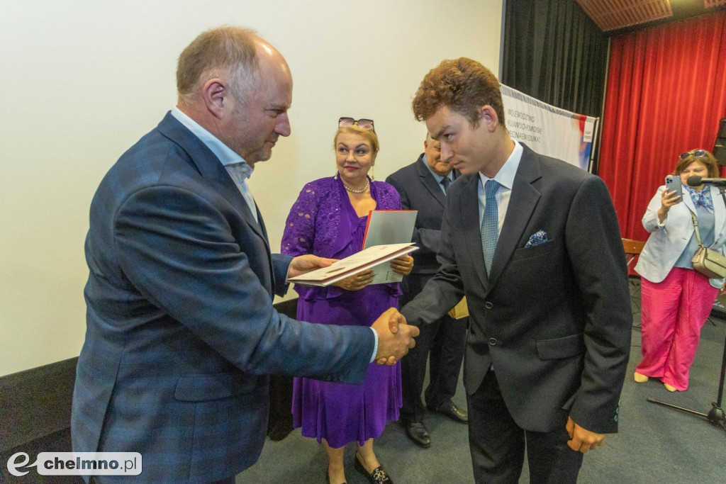 Szkolni humaniści ze stypendiami