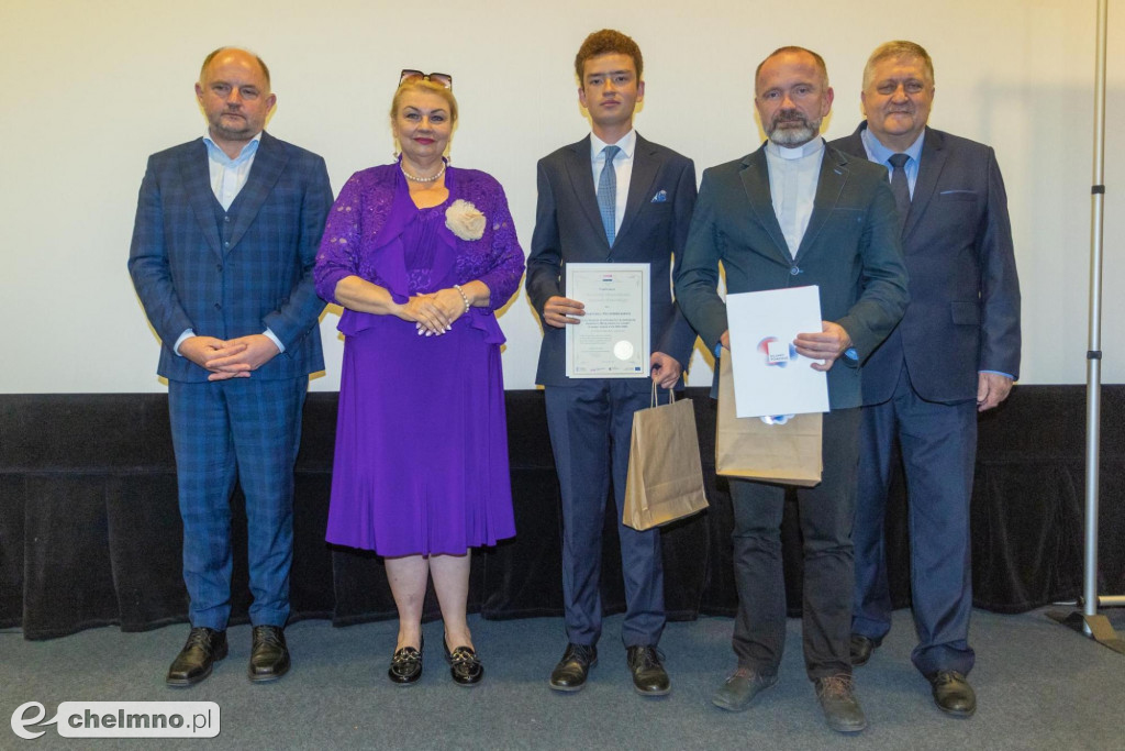 Szkolni humaniści ze stypendiami