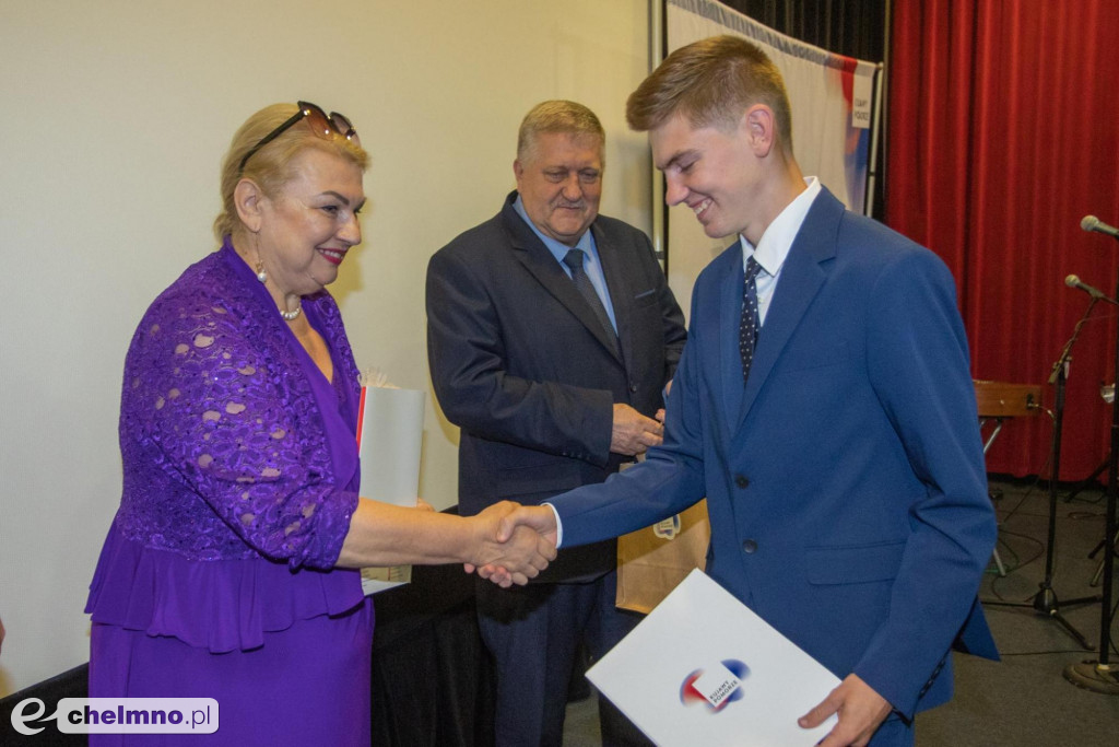 Szkolni humaniści ze stypendiami