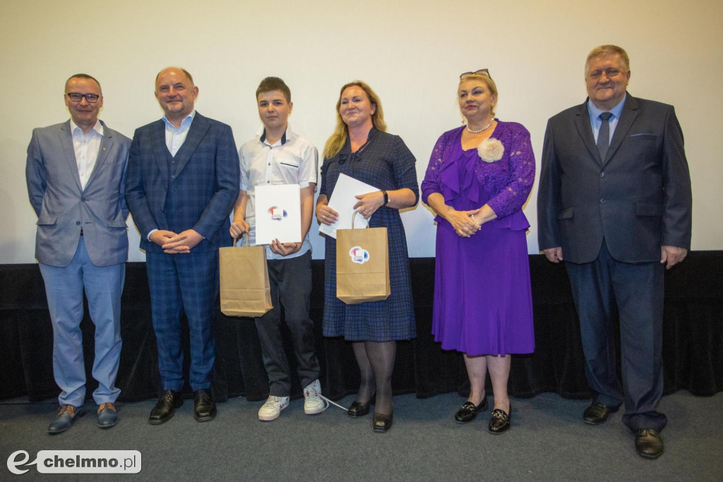 Szkolni humaniści ze stypendiami