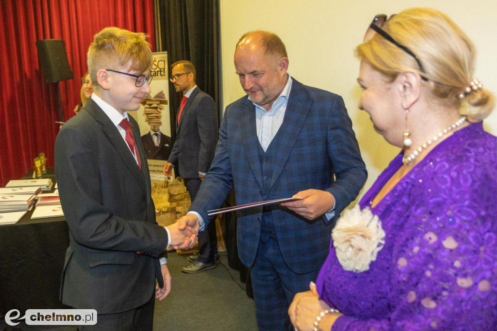 Szkolni humaniści ze stypendiami