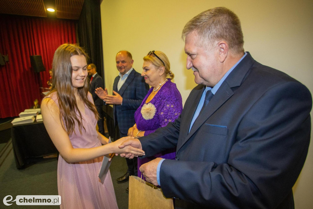 Szkolni humaniści ze stypendiami