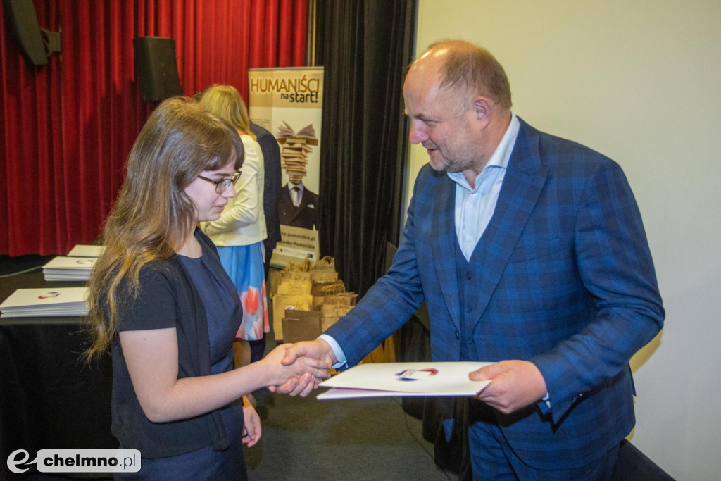 Szkolni humaniści ze stypendiami