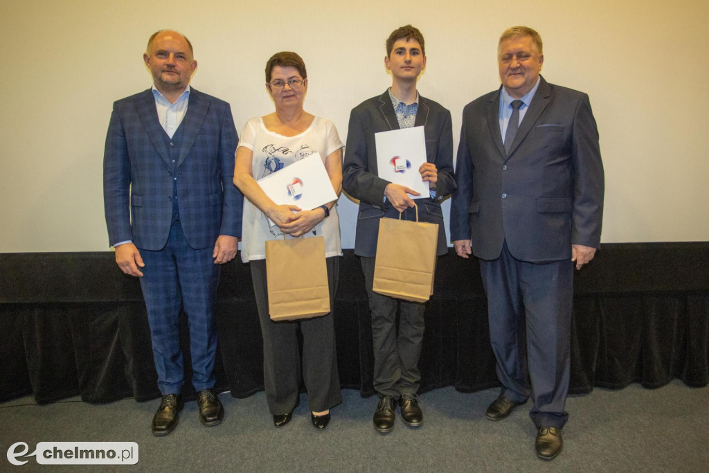 Szkolni humaniści ze stypendiami