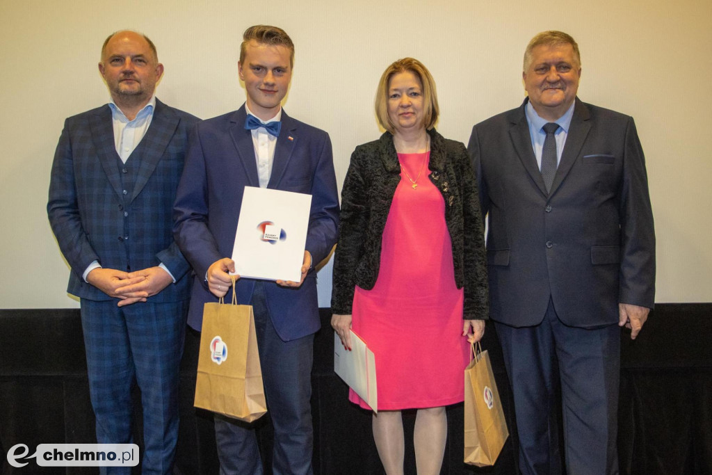 Szkolni humaniści ze stypendiami