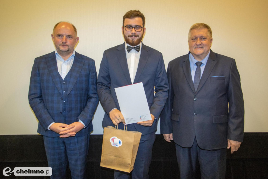 Szkolni humaniści ze stypendiami