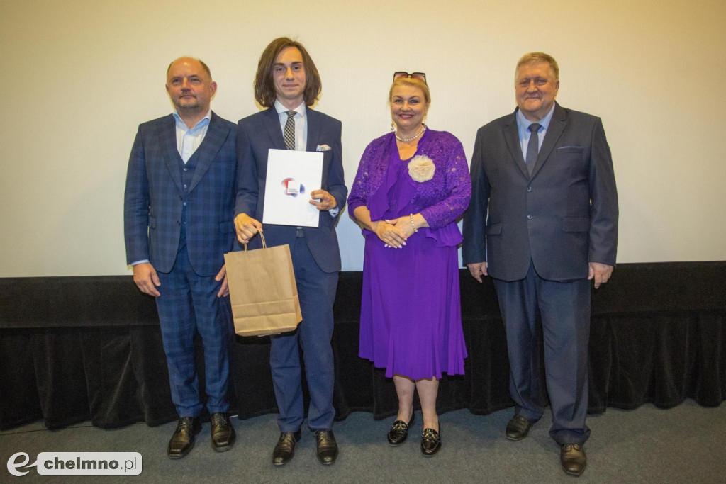 Szkolni humaniści ze stypendiami