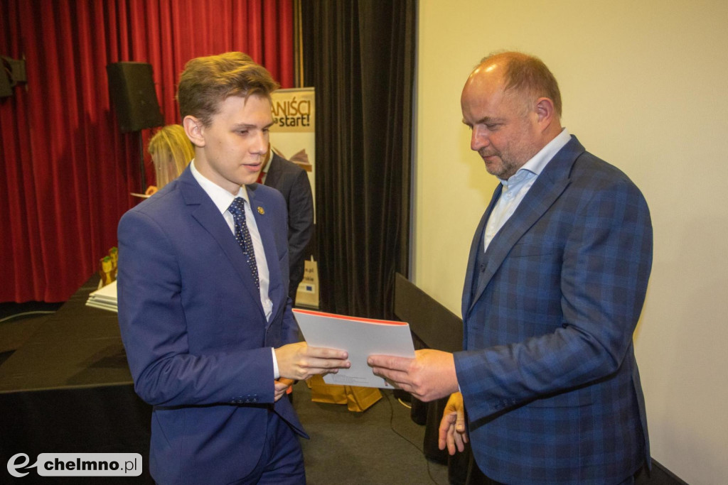 Szkolni humaniści ze stypendiami
