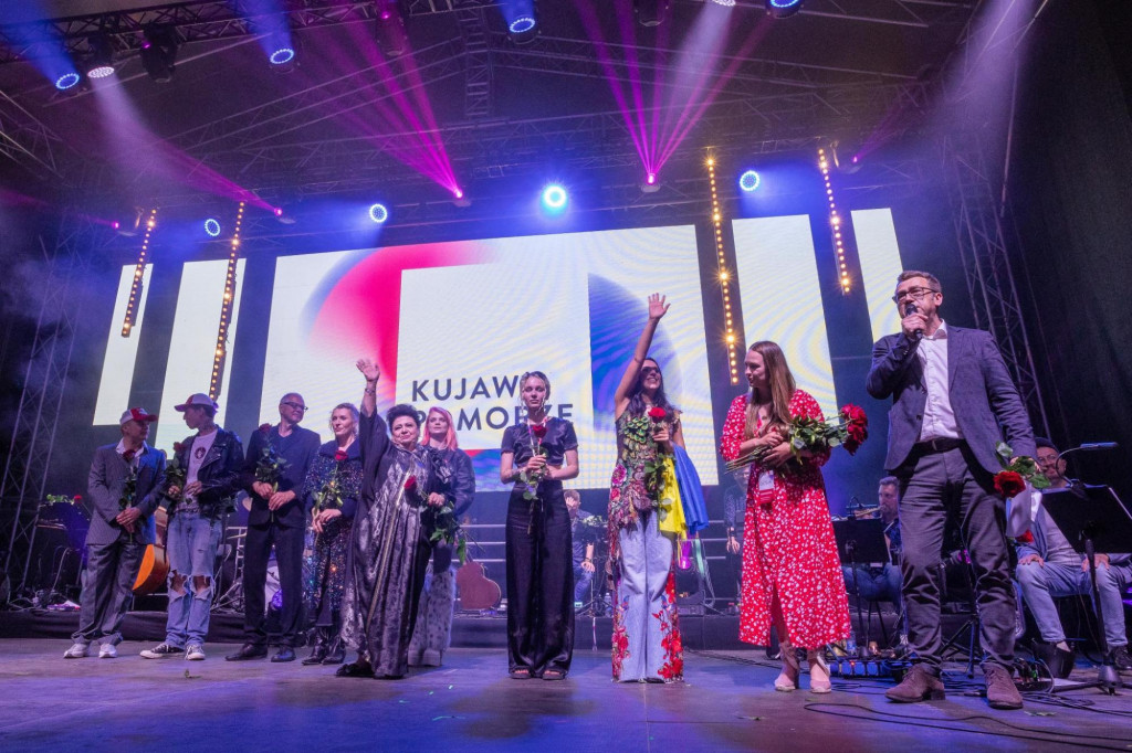 Gwiazdy zaśpiewały „Pod wspólnym niebem”