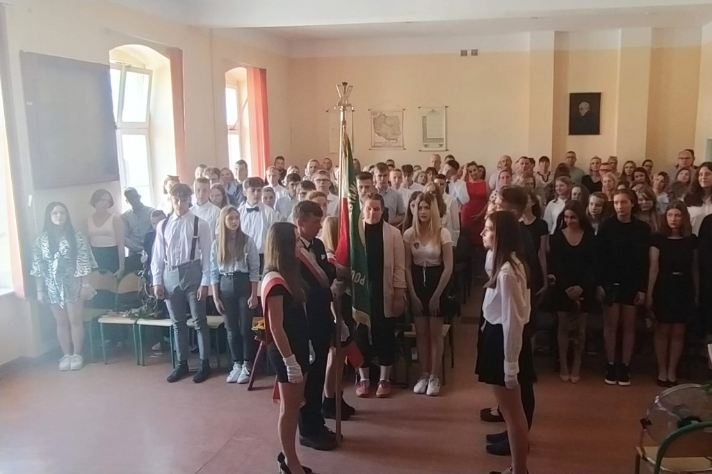 Wczorajsze pożegnanie absolwentów klas VIII w Dwójce