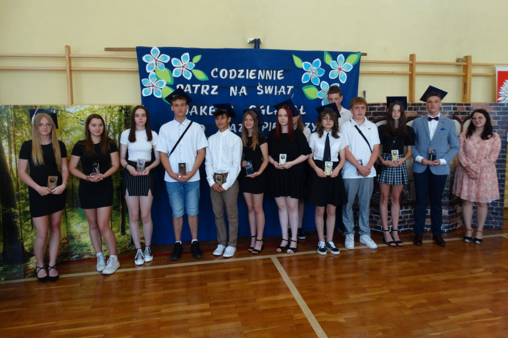 Wzruszeni uczniowie VIII klas z Czwórki