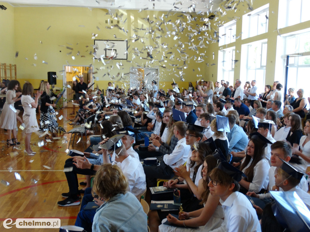 Wzruszeni uczniowie VIII klas z Czwórki