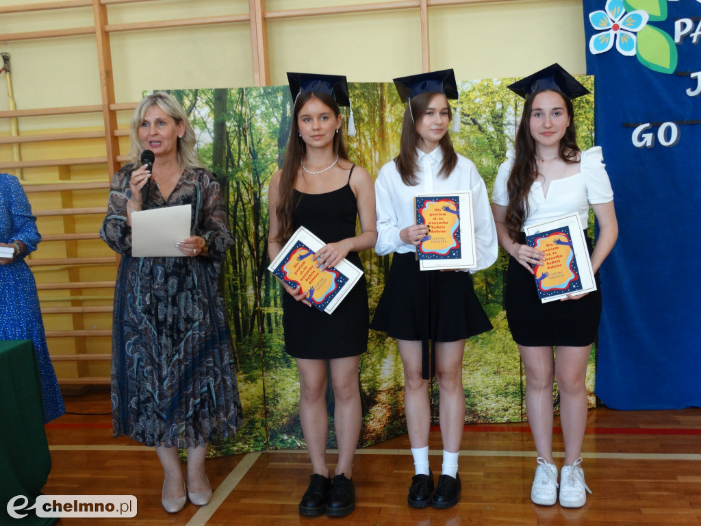 Wzruszeni uczniowie VIII klas z Czwórki