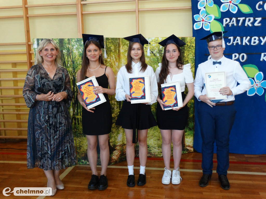 Wzruszeni uczniowie VIII klas z Czwórki