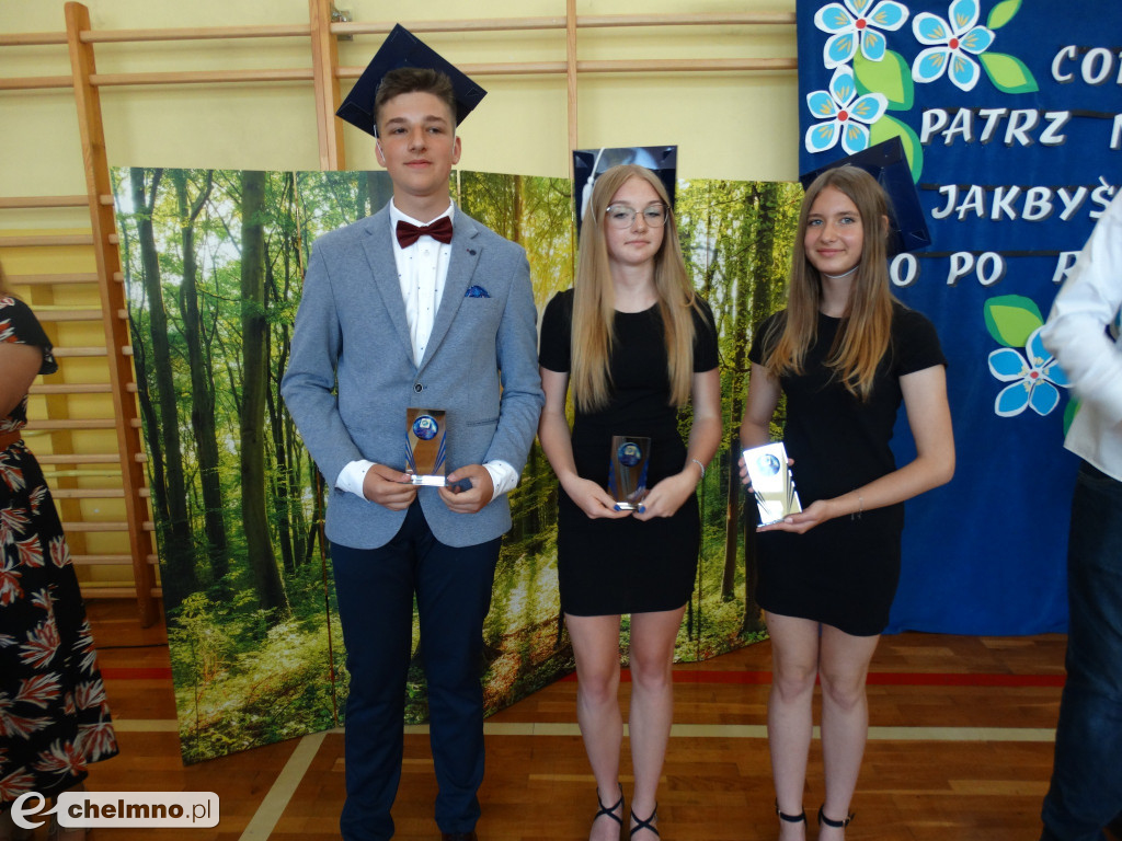 Wzruszeni uczniowie VIII klas z Czwórki