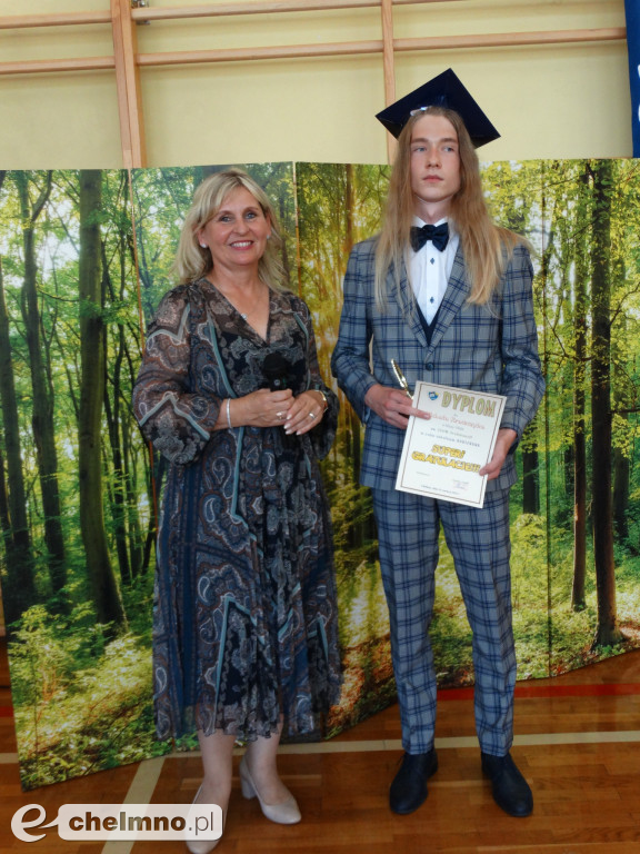 Wzruszeni uczniowie VIII klas z Czwórki