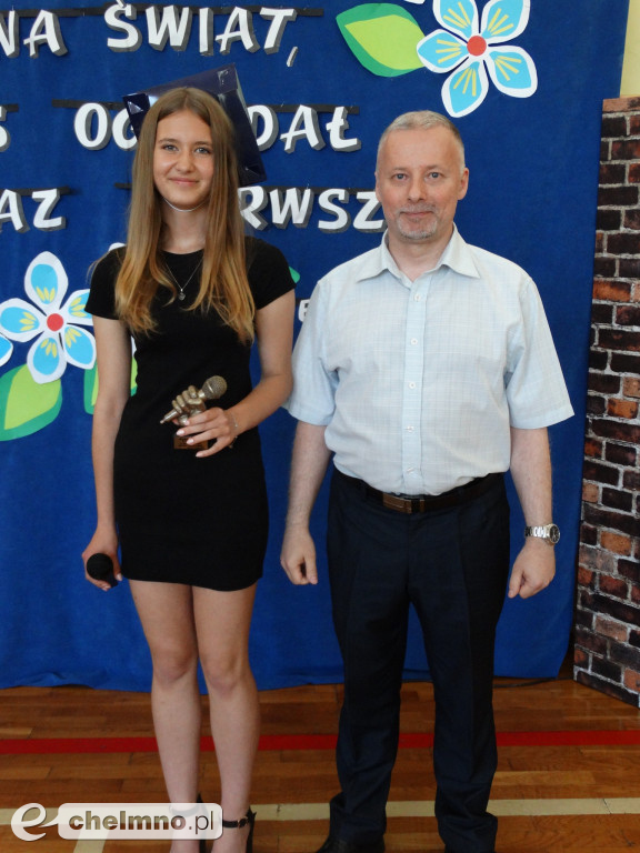Wzruszeni uczniowie VIII klas z Czwórki