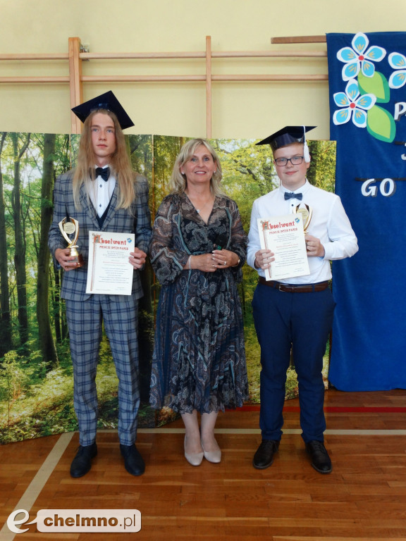 Wzruszeni uczniowie VIII klas z Czwórki