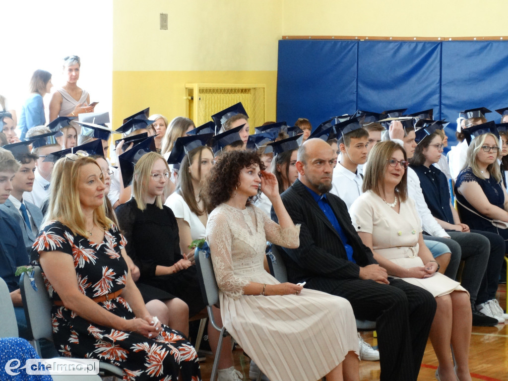 Wzruszeni uczniowie VIII klas z Czwórki