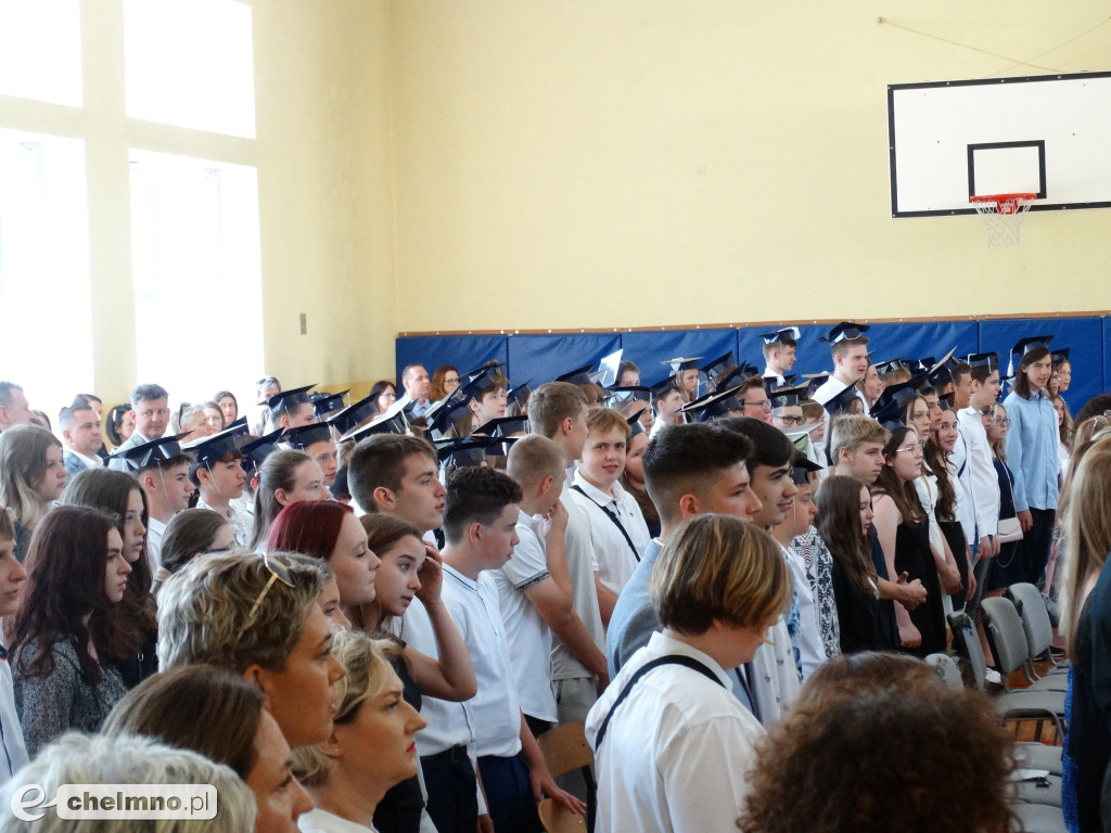 Wzruszeni uczniowie VIII klas z Czwórki