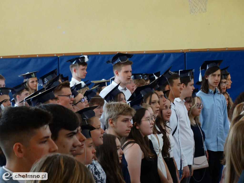 Wzruszeni uczniowie VIII klas z Czwórki