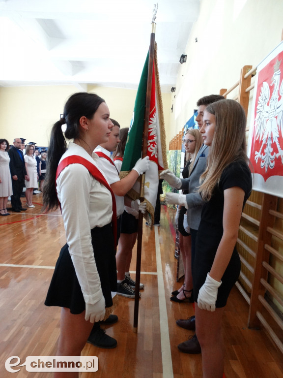 Wzruszeni uczniowie VIII klas z Czwórki