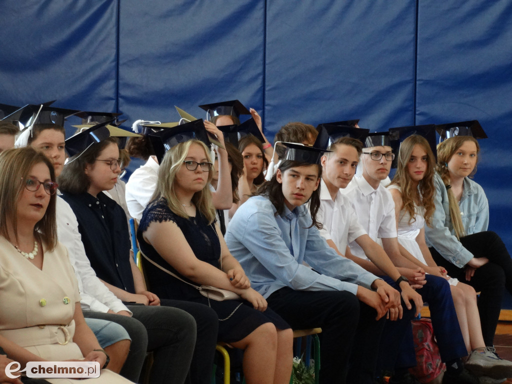 Wzruszeni uczniowie VIII klas z Czwórki