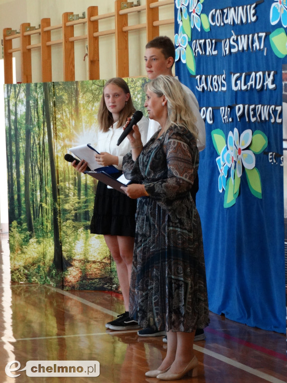 Wzruszeni uczniowie VIII klas z Czwórki