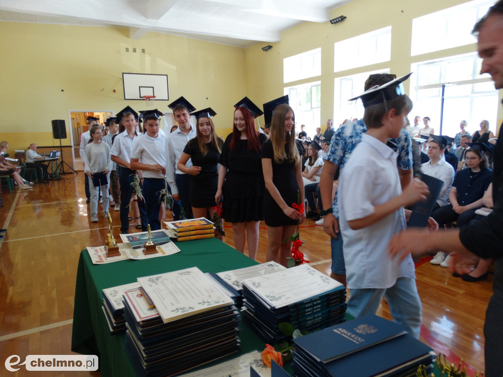 Wzruszeni uczniowie VIII klas z Czwórki