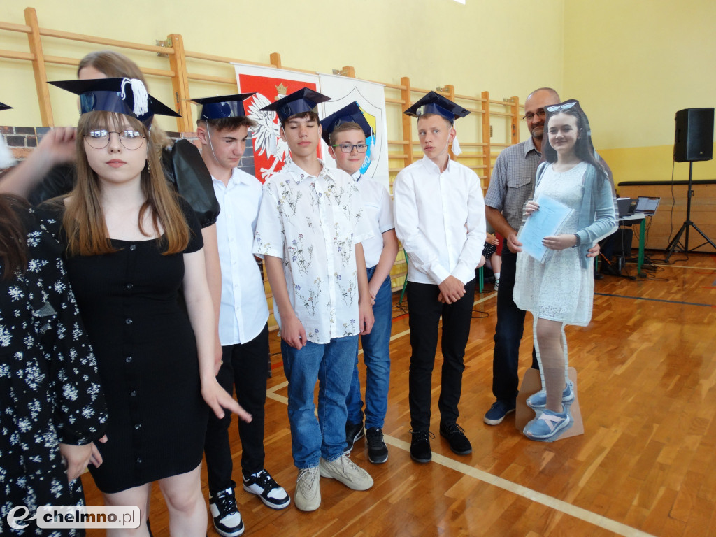 Wzruszeni uczniowie VIII klas z Czwórki
