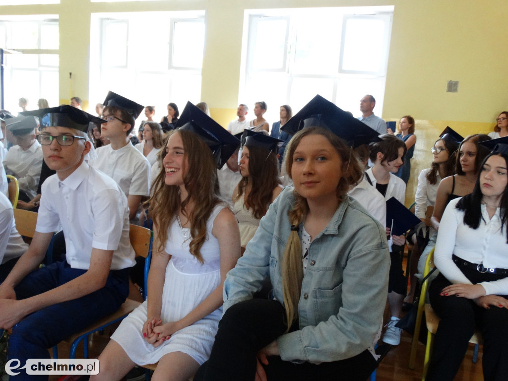 Wzruszeni uczniowie VIII klas z Czwórki
