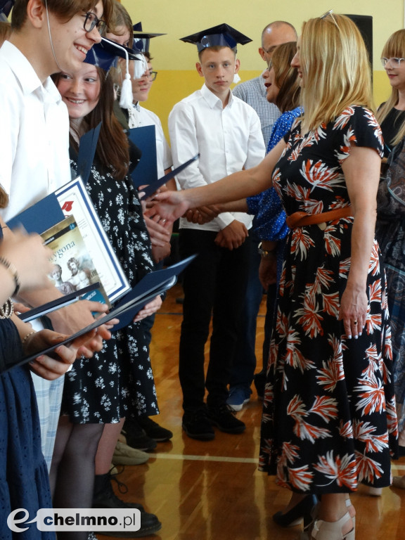 Wzruszeni uczniowie VIII klas z Czwórki