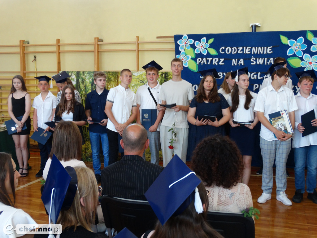 Wzruszeni uczniowie VIII klas z Czwórki