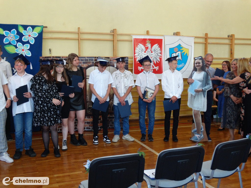 Wzruszeni uczniowie VIII klas z Czwórki