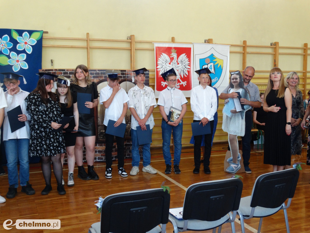 Wzruszeni uczniowie VIII klas z Czwórki
