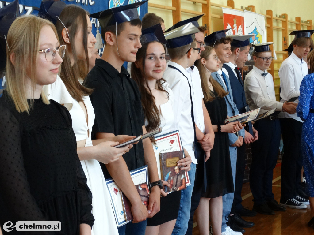 Wzruszeni uczniowie VIII klas z Czwórki