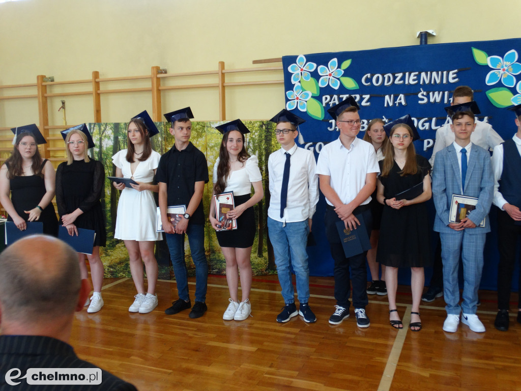 Wzruszeni uczniowie VIII klas z Czwórki