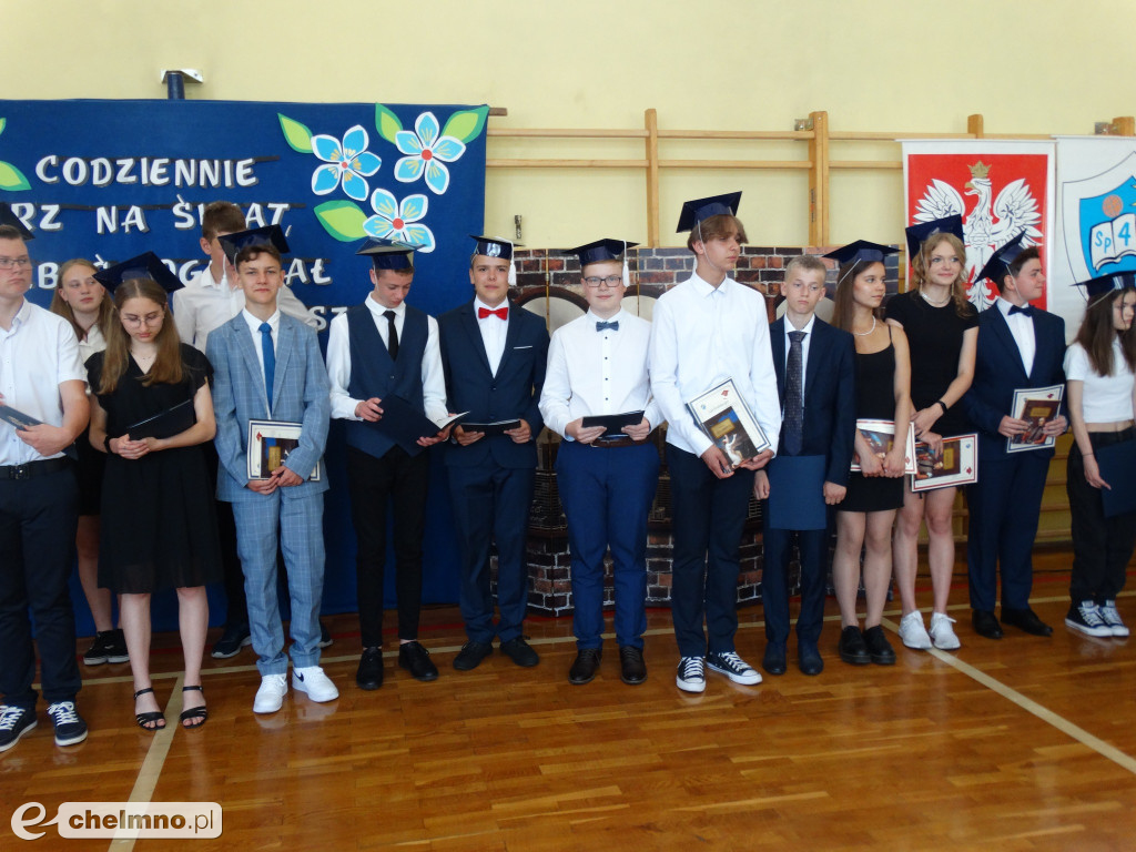 Wzruszeni uczniowie VIII klas z Czwórki