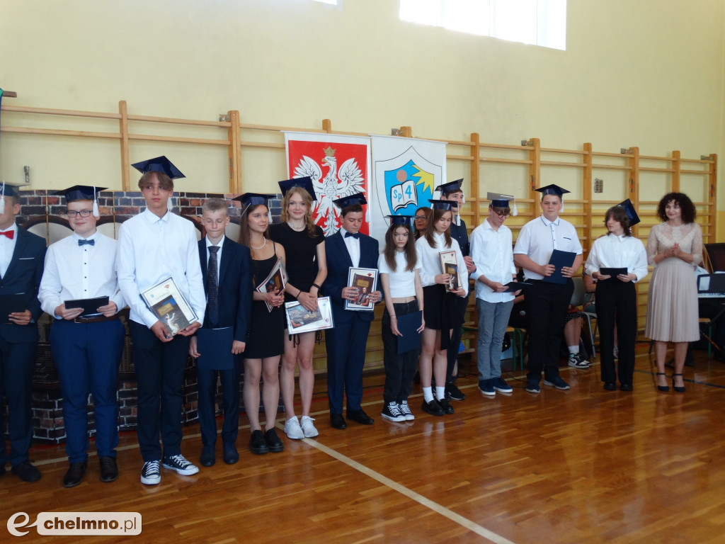 Wzruszeni uczniowie VIII klas z Czwórki