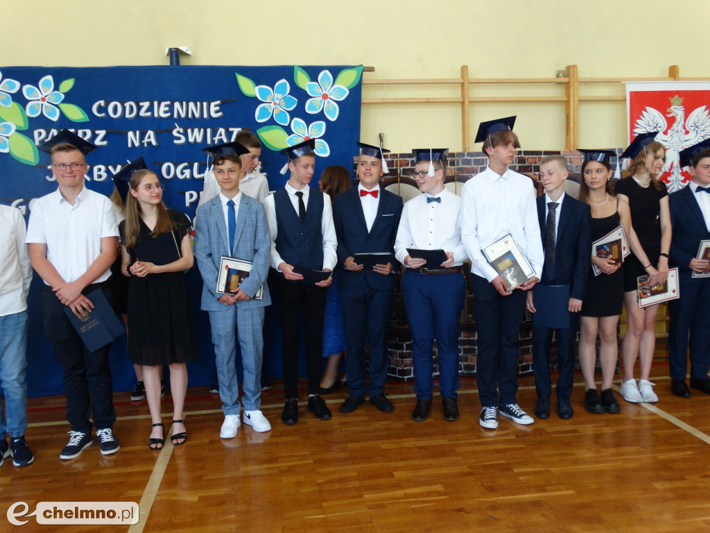 Wzruszeni uczniowie VIII klas z Czwórki