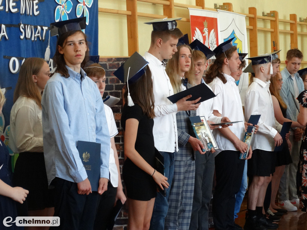 Wzruszeni uczniowie VIII klas z Czwórki