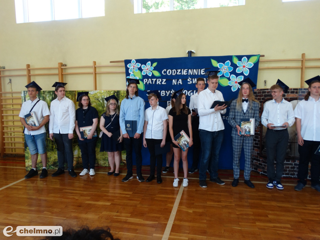 Wzruszeni uczniowie VIII klas z Czwórki